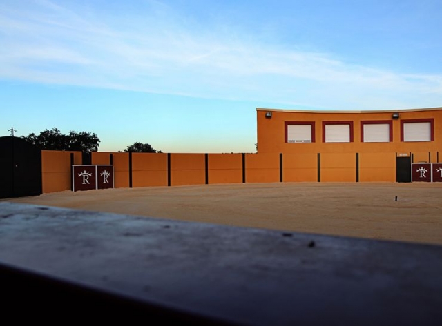 plaza de toros con el cielo azul